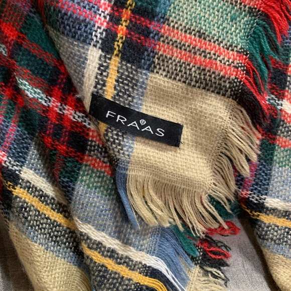 NWOT-blanket scarf. Fraas brand from dillards. - Picture 1 of 3